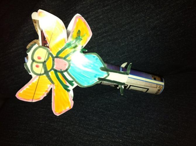 3,请家长按照这张图片上得蚊子,制作蚊子手偶.