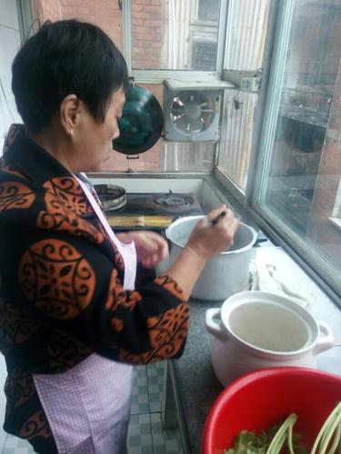 我的妻,儿的妈,孙女的奶奶.