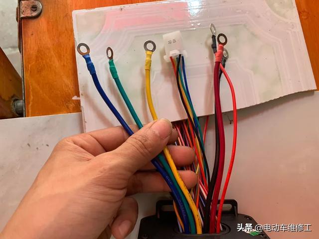 电门锁线接法:车钥匙插的地方就是电门锁,从电池正极拉一条线到车头