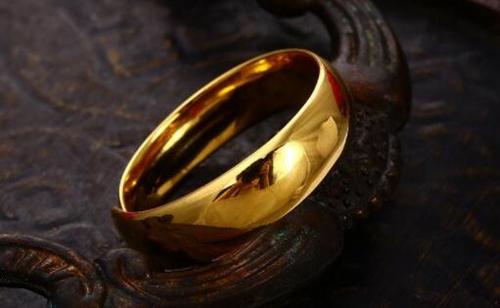 年轻男生戴金戒指好吗男人戴黄金戒指寓意是什么