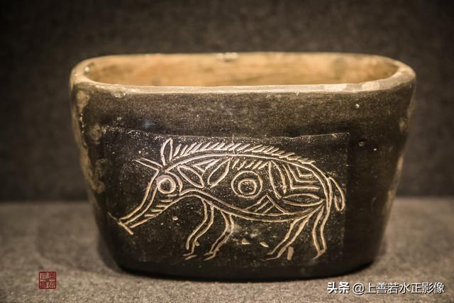 龟型陶盉.貌似夹炭黑陶,河姆渡文化具有代表性的陶器.