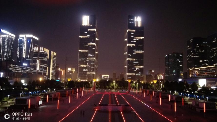 郑州新东站和双子塔夜景