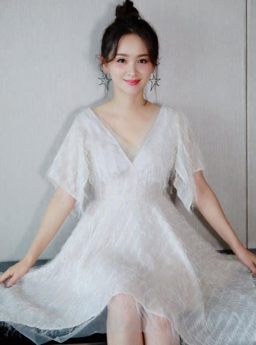 邓莎捂胸拍照是怕走光?但等她放开手,才发现这裙子的"