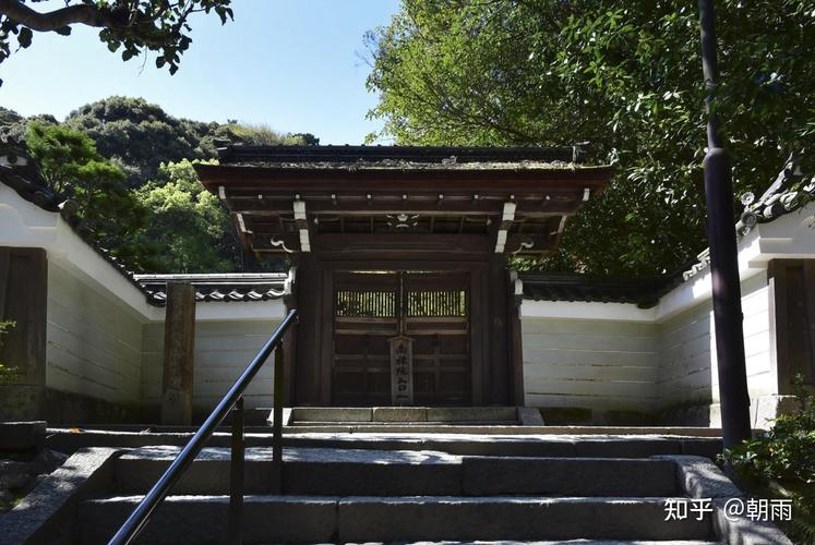 十六年(1703)德川纲吉[7]把他母亲(1627-1705)出家的桂昌院进献并重建