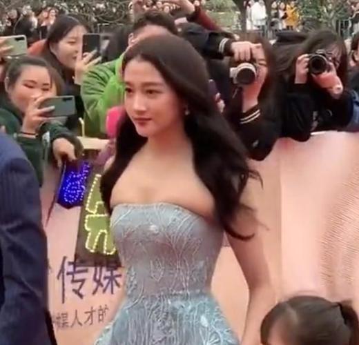 关晓彤抹胸礼服亮相红毯路人表情亮了