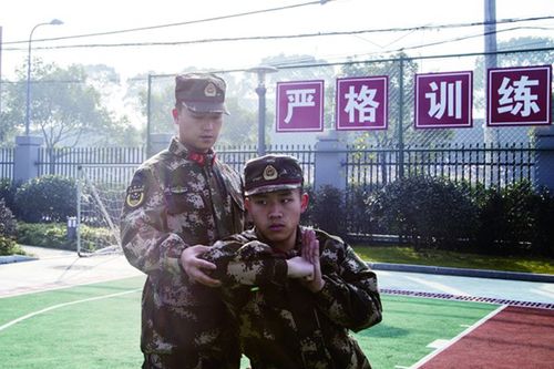赵虎(左).