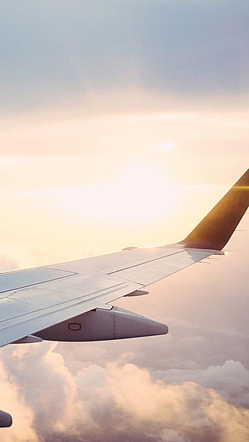 飞机在高空云端上飞行h5背景