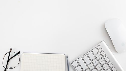 ppt背景 商务背景图片 > 三张简洁办公桌面ppt背景图片