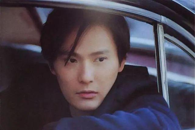 "过气歌手"张信哲,原来还是明清服饰收藏大家!