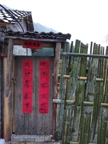 我妈把对联贴在猪圈旁边的鸡舍门上,我问猪看得到吗?