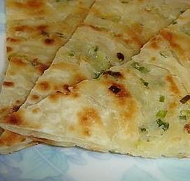 请问葱油饼怎么制作,需要什么原料?谢谢!
