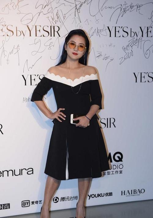 何洁穿一字肩黑白撞色连衣裙出镜,瘦出骨感美,锁骨美成亮点