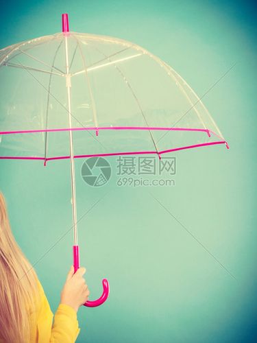 秋雨配件概念女人手里拿着透明的雨伞手持透明伞的女人