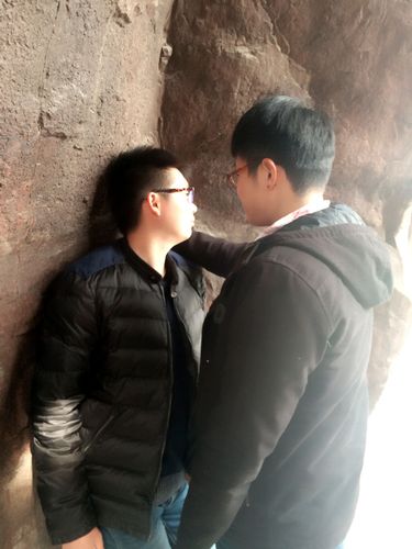 跟小伙伴去公园玩,俩基友玩壁咚被我偷拍了