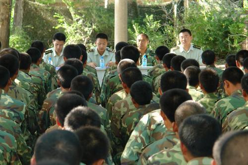 组图:向南林同志先进事迹报告会