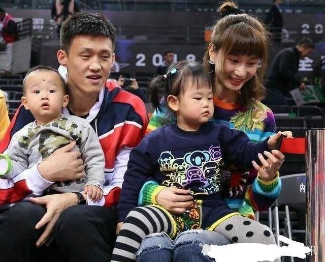 最终,在宫鲁鸣的坚决支持下,篮协开了绿灯,让他回家照顾女儿,并且