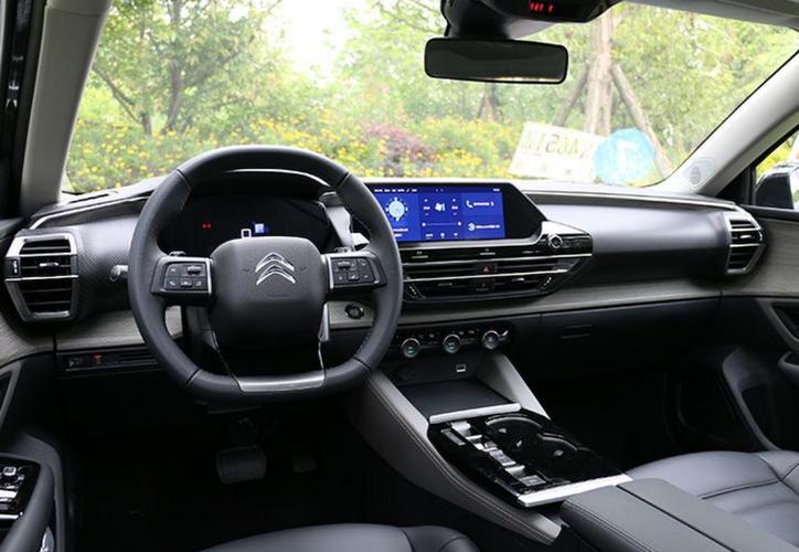 外观够吸睛,内饰够实用,东风雪铁龙凡尔赛c5 x很"合眼缘"