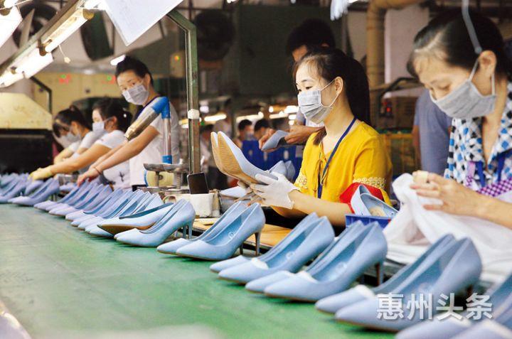 的制鞋业从无到有,从小到大,从弱到强,最终成为"中国女鞋生产基地"