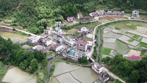 2015年,他参加国家级贫困县修水县东港乡岭下村扶贫,任扶贫工作队队长