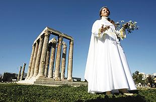 2007年1月21日,手持橄榄枝的女祭司在雅典宙斯神庙前参加传统的宙斯