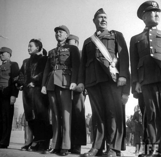 1945年9月,重庆,蒋介石身着戎装在中央电台向全世界宣布中国人民取得