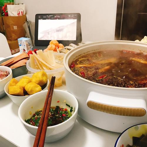 第一次自己在家煮火锅吃太爽了