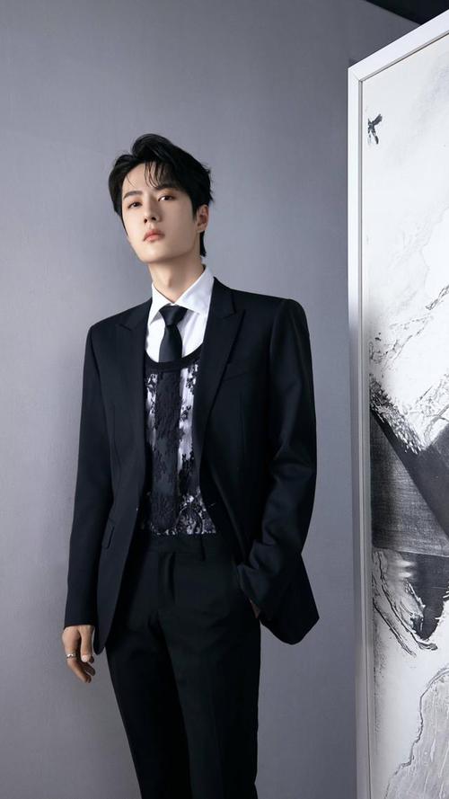 演员王一博,西装与镂空刺绣叠搭,黑白写意的优雅帅照