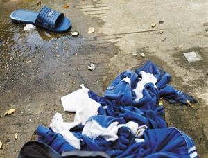 事故现场还留着跳校服和拖鞋.