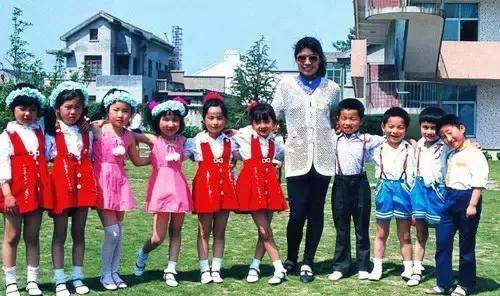 70年代的人回忆起自己的童年,往往会记起儿时经常听说的一句话:生在