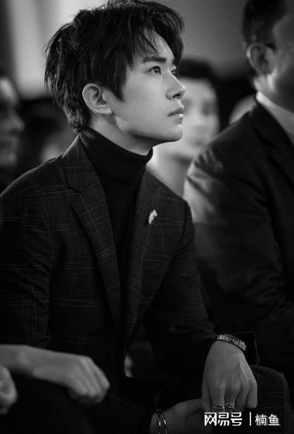 黑白滤镜下的易烊千玺有多绝?西装革履秒变霸道总裁,氛围感满满