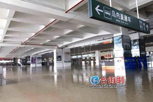 厦门北站内外积水严重乘客地下一层忙抓鱼