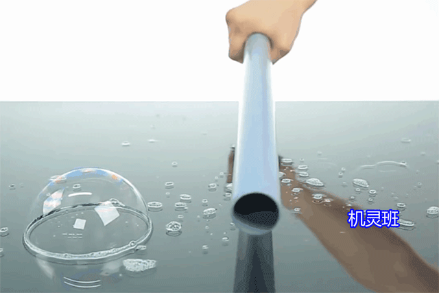 泡泡跟着走实验原理   pvc管被毛巾摩擦后,表面带大量负电荷,根据