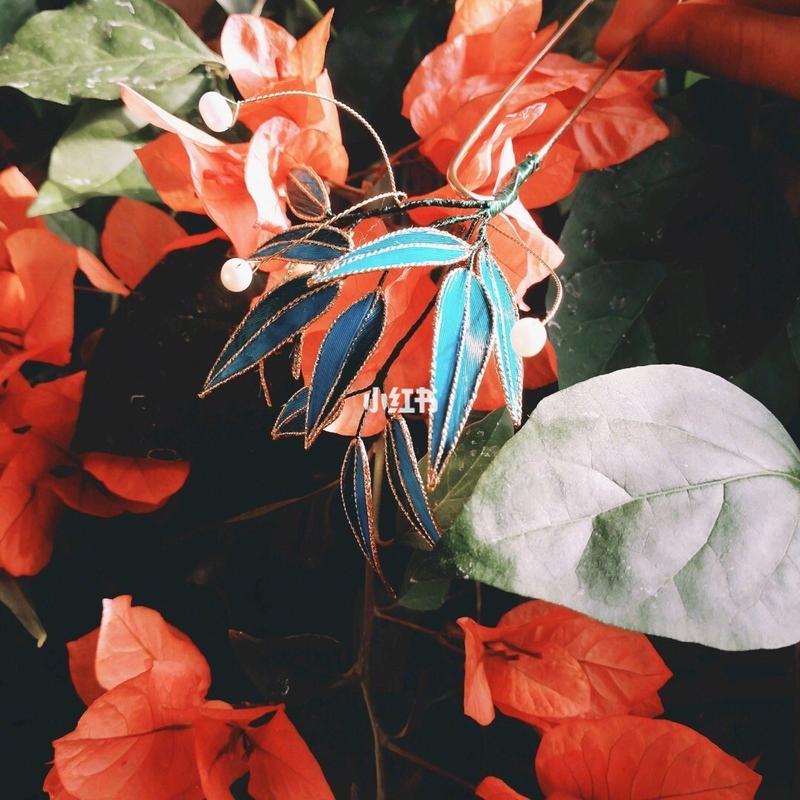 【原创】发簪展示 竹叶颤枝放仿点翠簪 材料有铜镀主体,铜胎,染色鹅毛