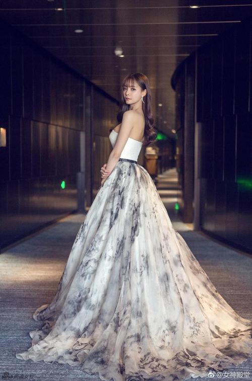 沈梦辰礼服套装试个遍 总有一款你喜欢