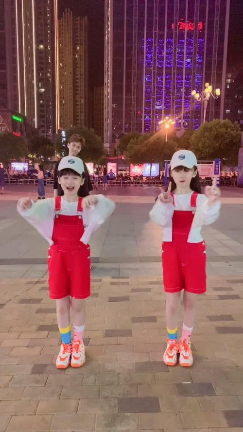 艾特出你身边最可爱的人一起跳这个吧!@抖音短视频 #一一丫丫