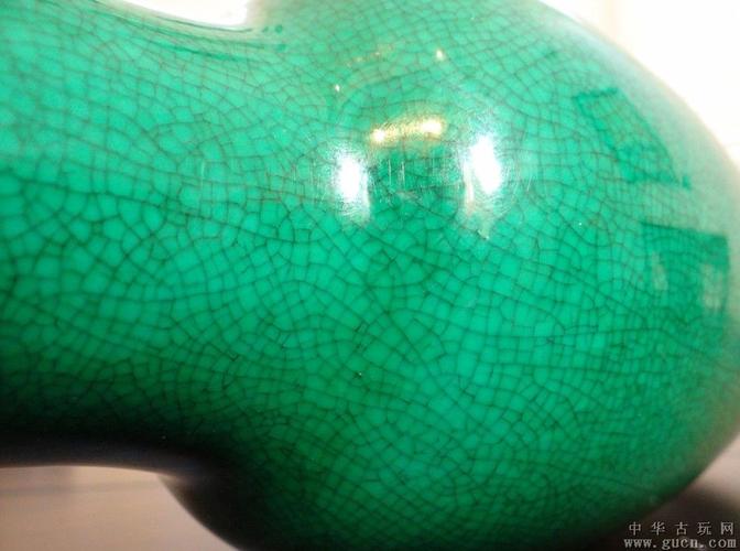 清康熙郎窑绿釉下冰裂观音瓶