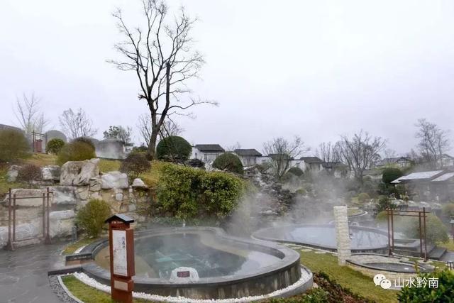 位于瓮安县草塘千年古邑旅游区内,温泉泉水分别取于猴场镇马露塘花海