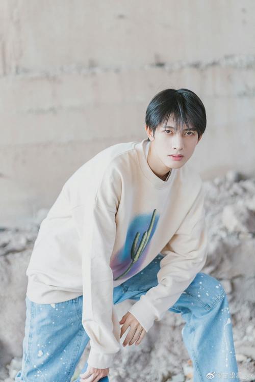 甘望星更新写真:秋日也有好心情 米色仙人掌卫衣好温柔