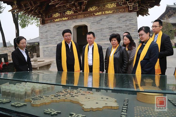 manbetx下载陪同深圳华强集团董事长张恒春一行在我市
