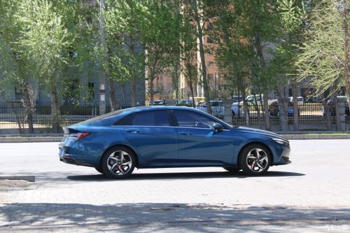 蓝色伊兰特蓝色小精灵