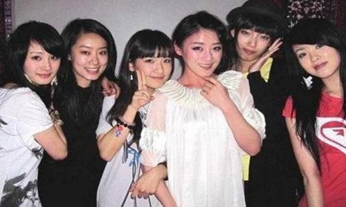 张小斐和杨幂是同班同学吗,两人关系怎样好不好