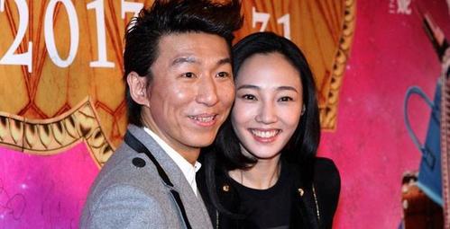 白百何被曝出轨前一天和男友人在机场拥抱热聊