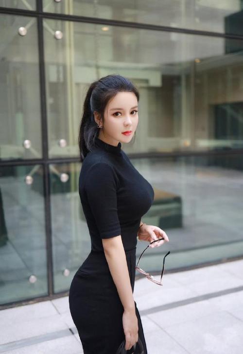 纯黑色的长裙,凸显肤白身材,姐姐就是极品美女