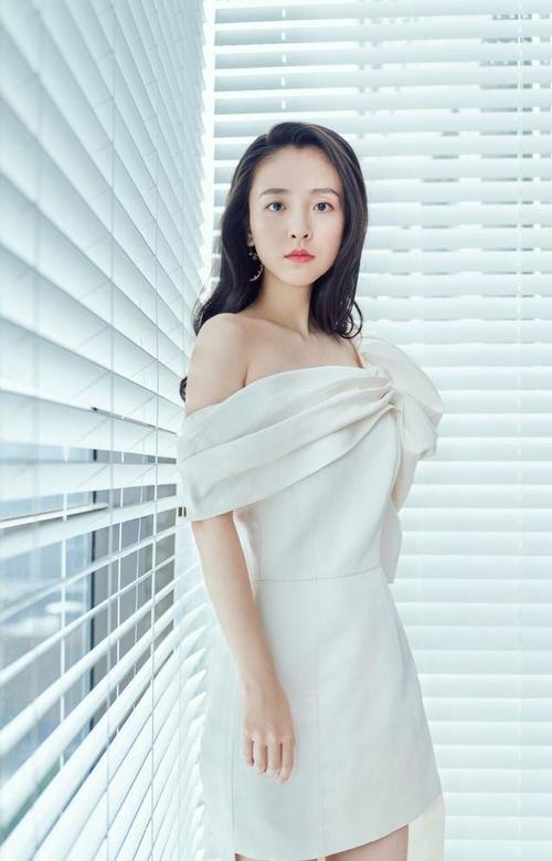吴倩性感冷艳露半肩连衣短裙写真