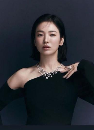 宋慧乔穿一字肩黑色连衣裙,露清晰锁骨.