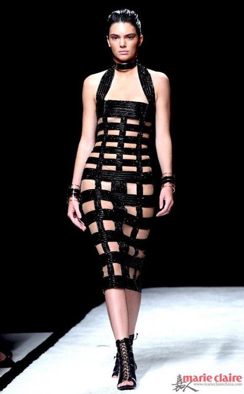 詹娜的模特生涯从代言forever 21的新系列开始,然后为chanel走秀,为