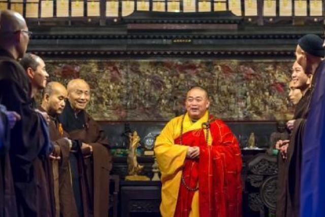 少林寺方丈室,释永信就在屋内,出入门口却有2位保镖看守