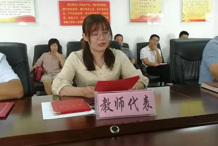 优秀教师代表韩晓艳发言.