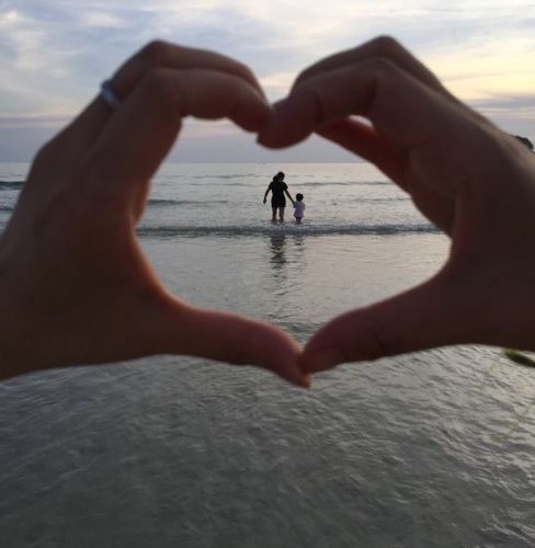 以后的路还很长很长,希望姐妹俩可以一直牵手面对任何的艰难困苦.