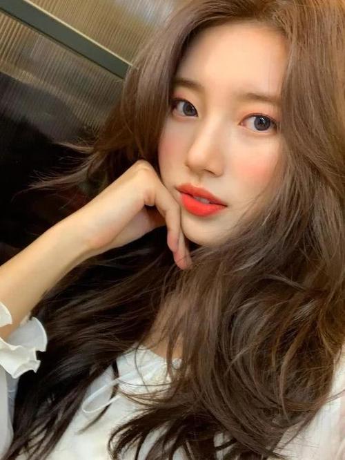 而蜂蜜茶色结合了棕色,金色和红色,形成一种色泽低调自然的新发色.